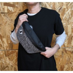 RIÑONERA NEGRO ESTAMPADO DOS BOLSILLOS