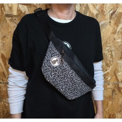 RIÑONERA NEGRO ESTAMPADO DOS BOLSILLOS