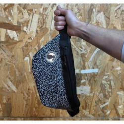 RIÑONERA NEGRO ESTAMPADO DOS BOLSILLOS